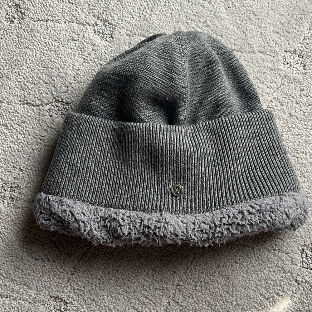 Lulu lemon fuzzy hat